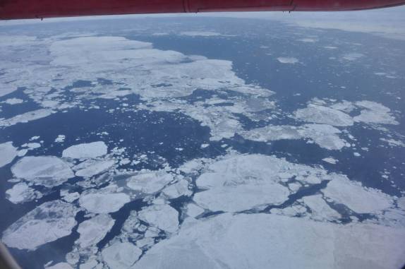 A magnífica paisagem gelada que se pode admirar no voo entre Nuuk e Ilulissat, na Groelândia